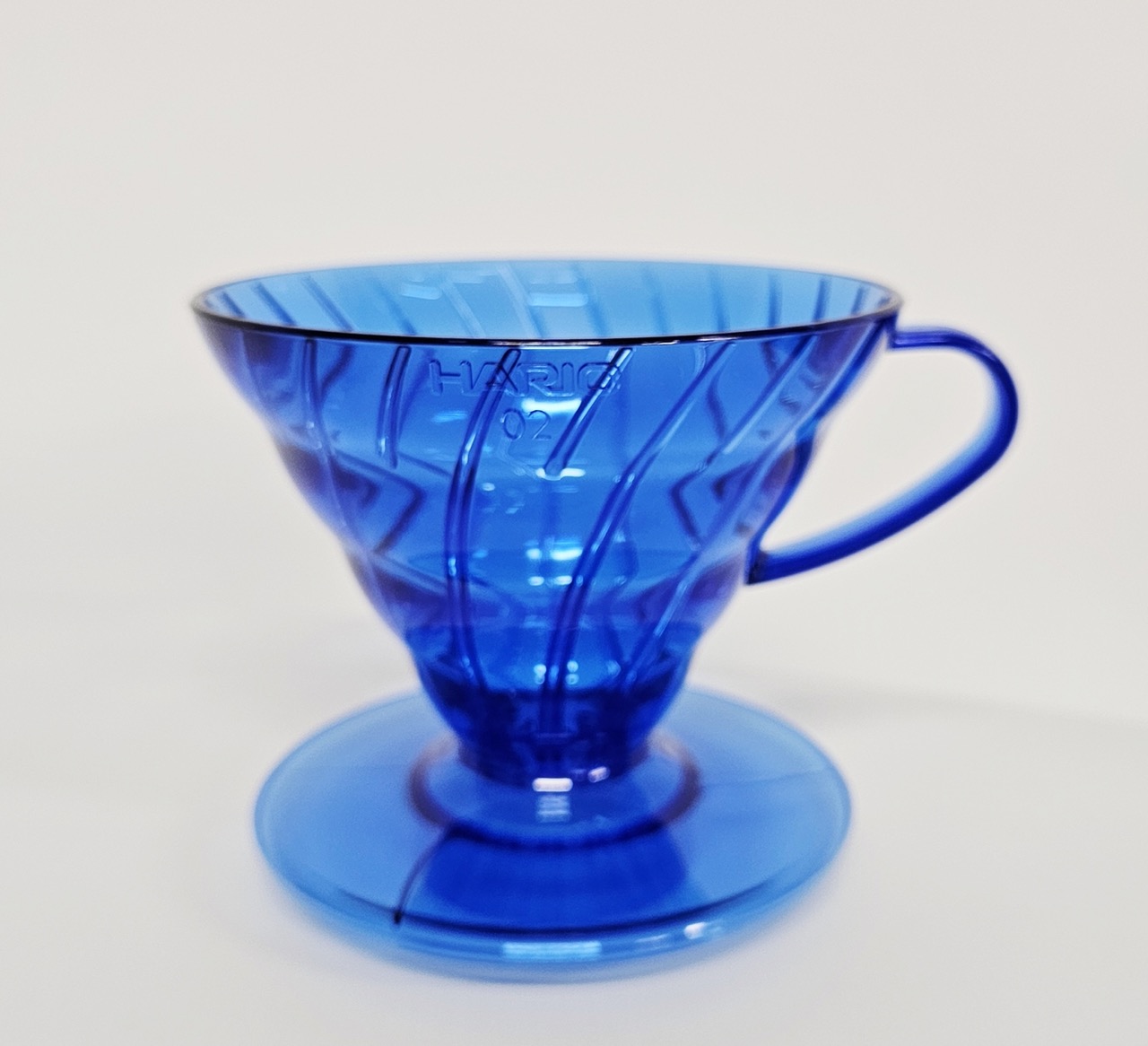Hario plastový dripper na kávu V60-02 modrý