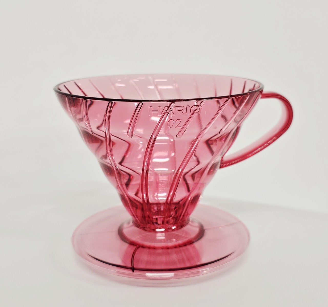Hario plastový dripper na kávu V60-02 růžový