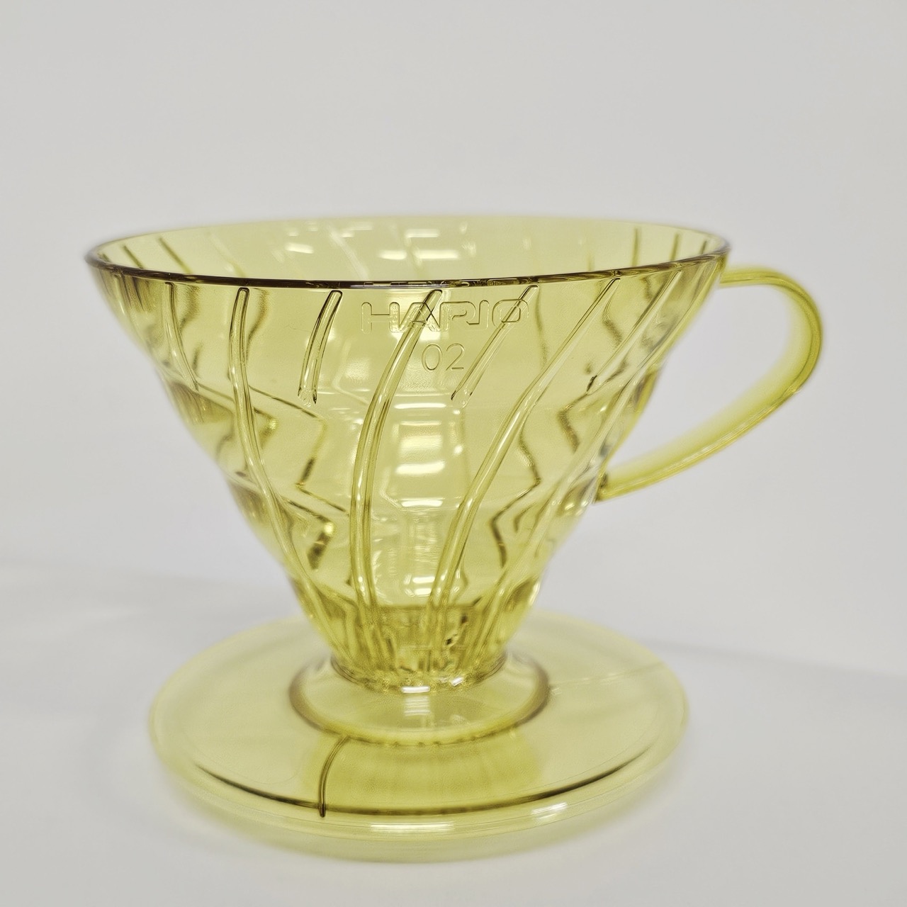 Hario plastový dripper na kávu V60-02 žlutý