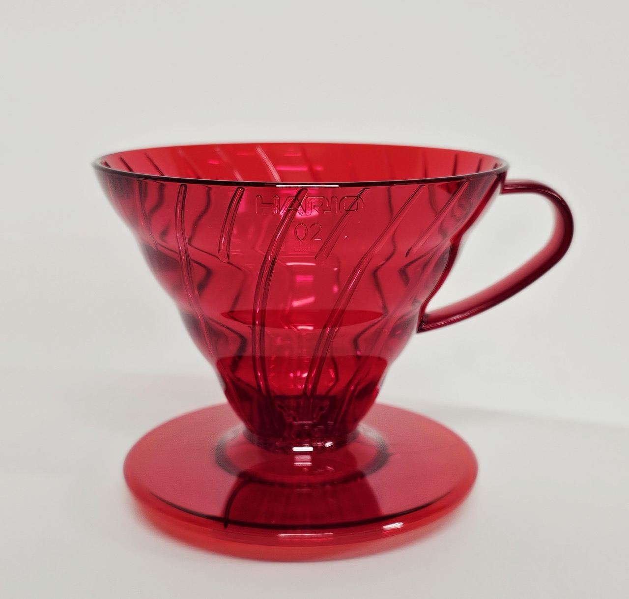 Hario plastový dripper na kávu V60-02 křišťálově červený