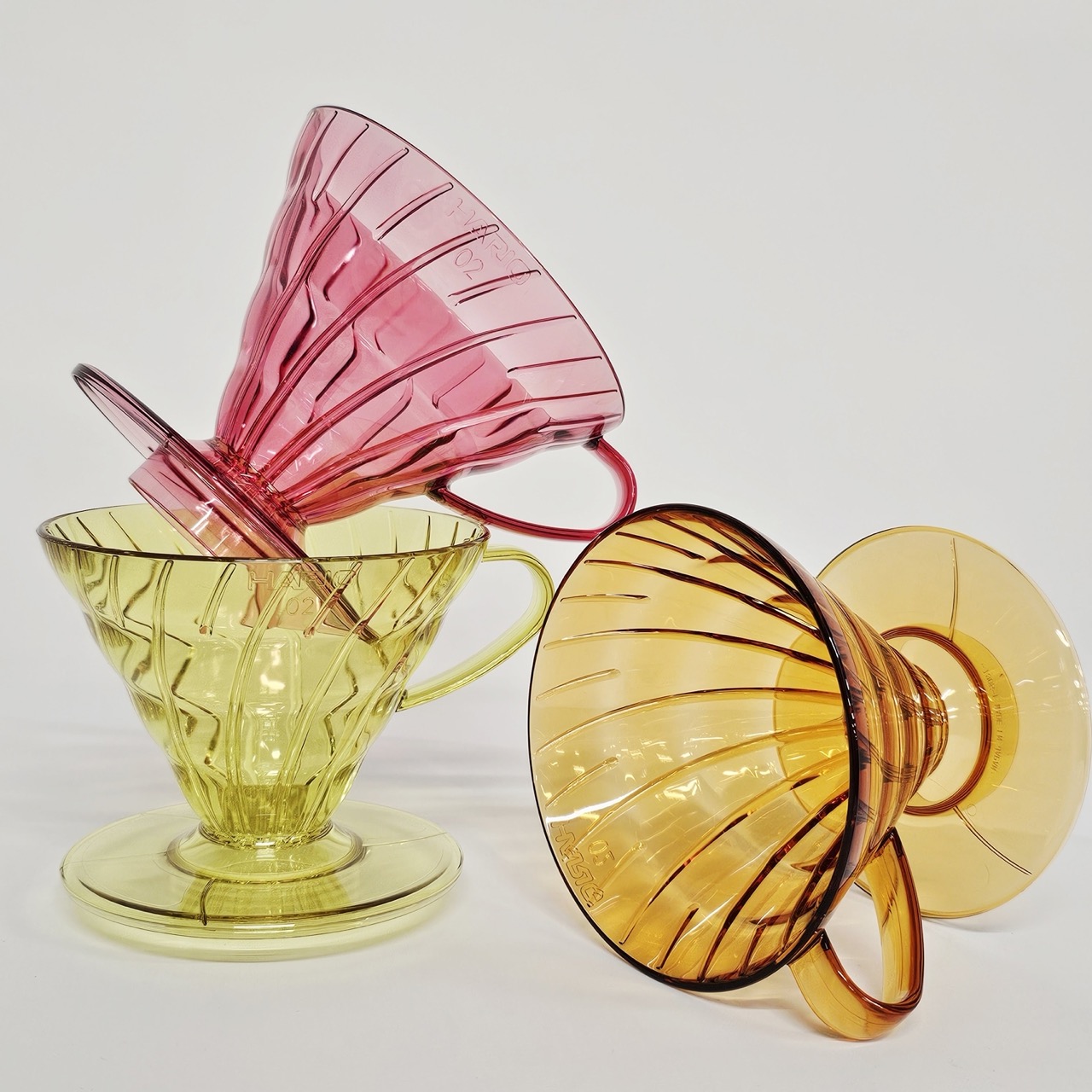 Hario plastový dripper na kávu V60-02 žlutý