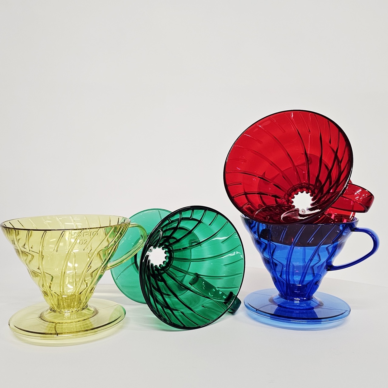 Hario plastový dripper na kávu V60-02 křišťálově červený