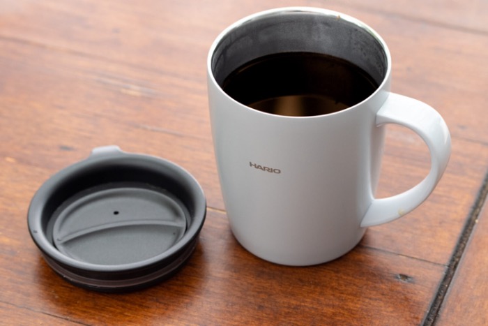 Hario termo hrnek s ouškem a víčkem 300 ml šedý