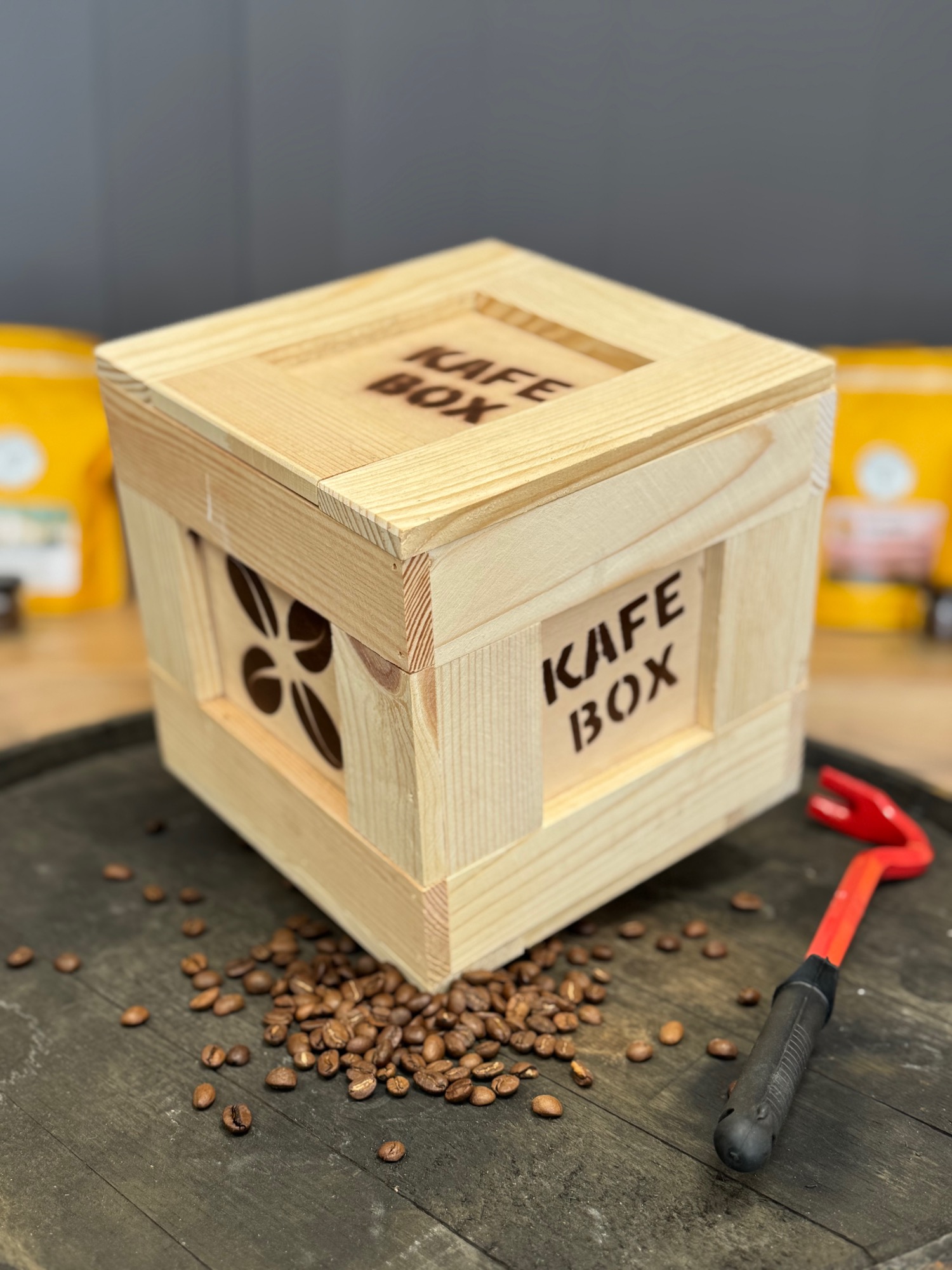 Kafe BOX - prázdný dřevěný box s páčidlem
