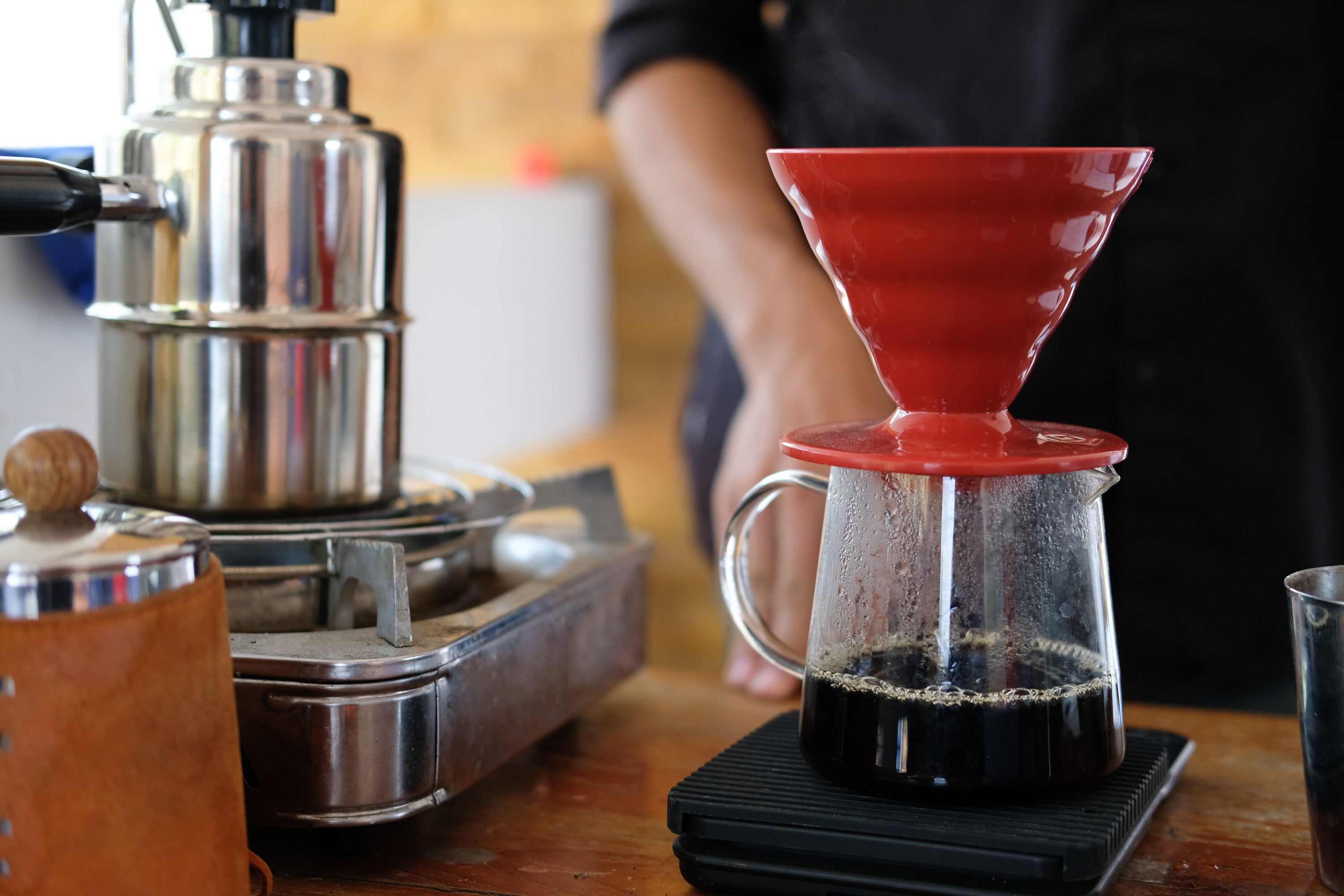 Hario keramický dripper na kávu V60-02 červený